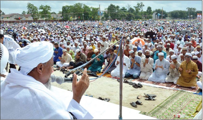 কঠোর নিরাপত্তায় কিশোরগঞ্জের শোলাকিয়ায় ঈদ জামাত অনুষ্ঠিত