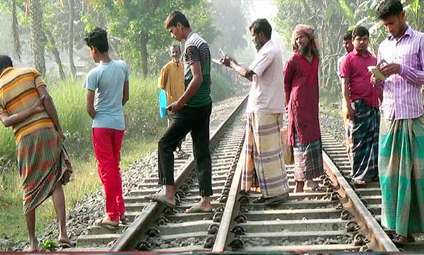 খেলার সময় ট্রেনে কাটা পড়ল দুই ভাই