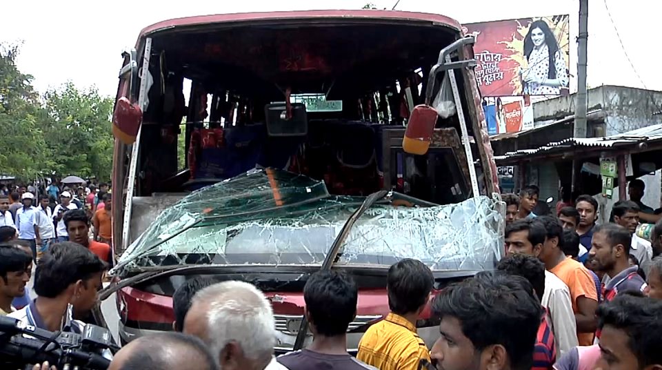 রাজশাহীতে বাস নিয়ন্ত্রণ হারিয়ে দোকানে; স্কুলছাত্রীসহ নিহত ৩