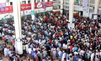 অগ্রিম টিকিটের জন্য স্টেশনে হাজার হাজার মানুষের ভিড়