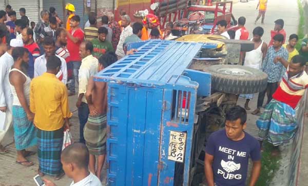 নোয়াখালীতে পিকআপ উল্টে ৪ শ্রমিক নিহত