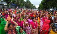 তেজগাঁওয়ে পোশাক শ্রমিকদের বিক্ষোভ, যান চলাচল বন্ধ