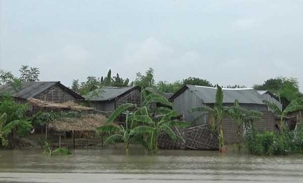 ফারাক্কা বাঁধ খুলে দেওয়ার এক দিন পরেই বন্যা